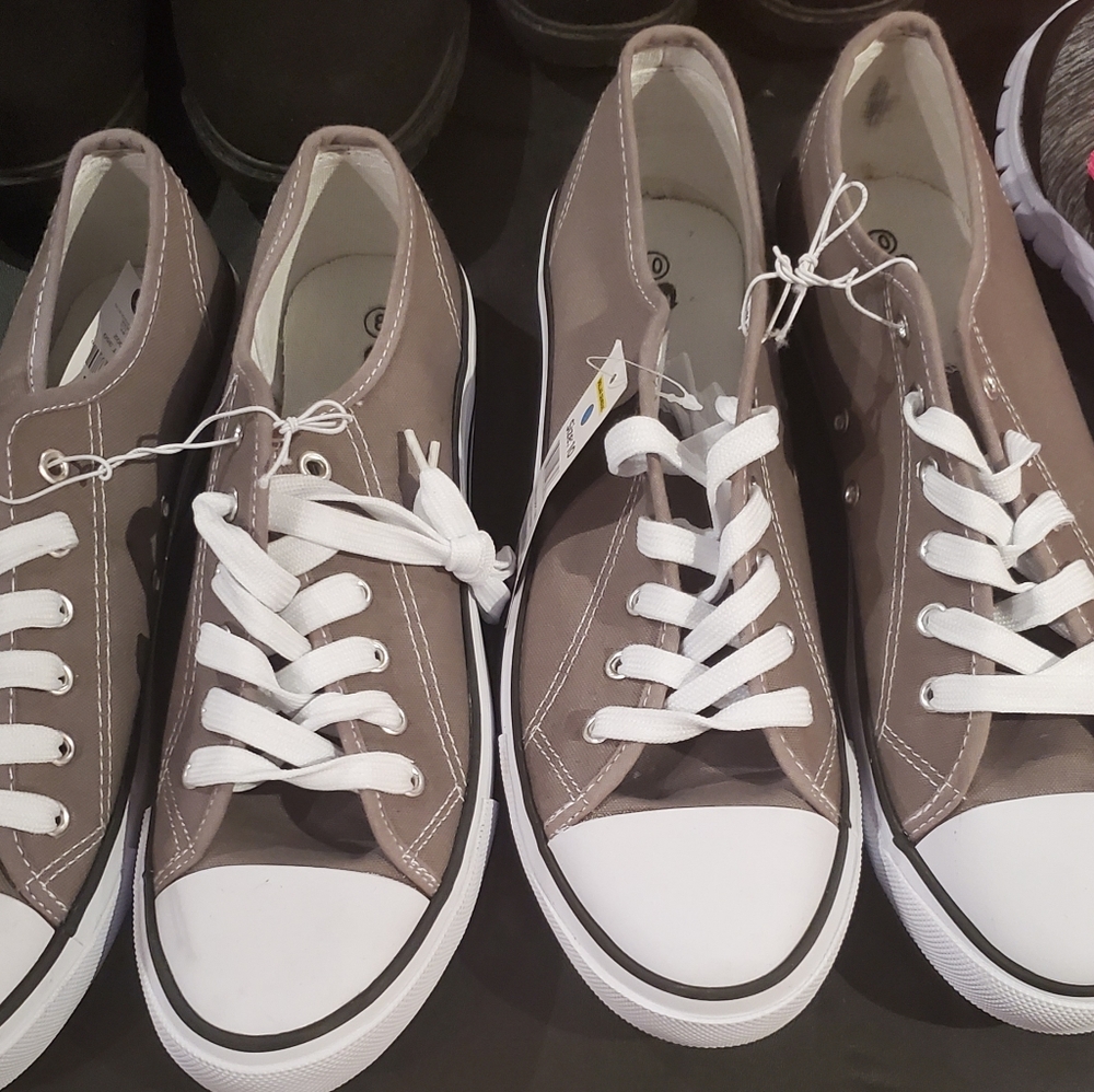 Tennis shoes